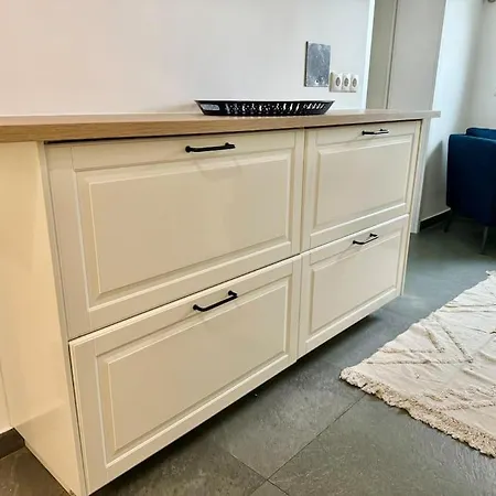 Happy Near Airport With Free Parking Apartment