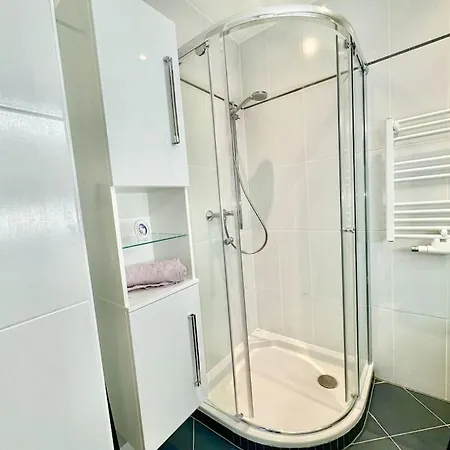 Happy Near Airport With Free Parking Apartment *