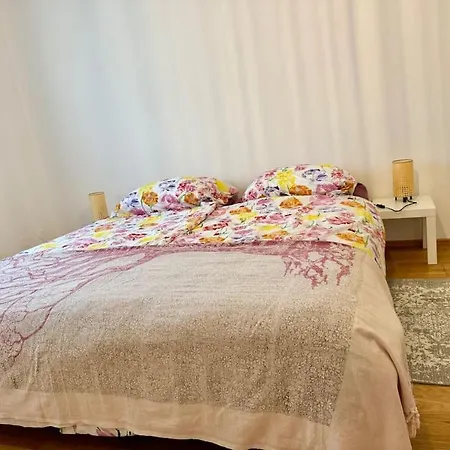 Happy Near Airport With Free Parking Apartment