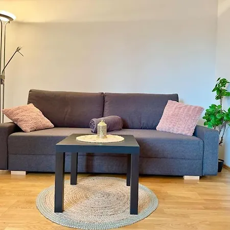 Happy Near Airport With Free Parking