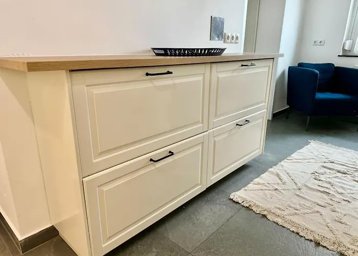 Happy Near Airport With Free Parking Apartment