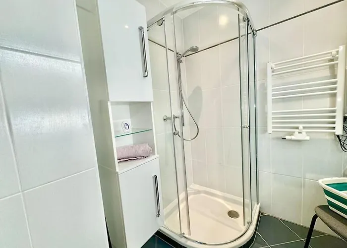 Happy Near Airport With Free Parking Apartment *