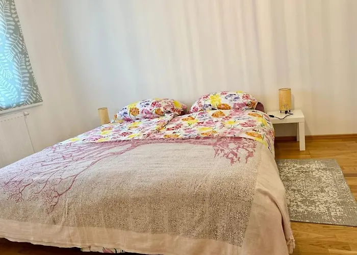 Happy Near Airport With Free Parking Apartament