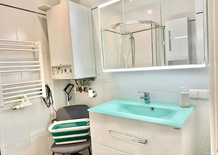 Happy Near Airport With Free Parking