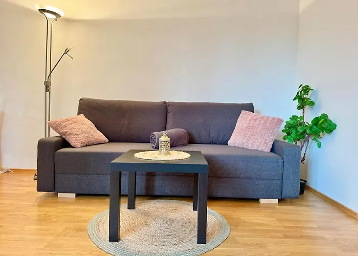 Happy Near Airport With Free Parking